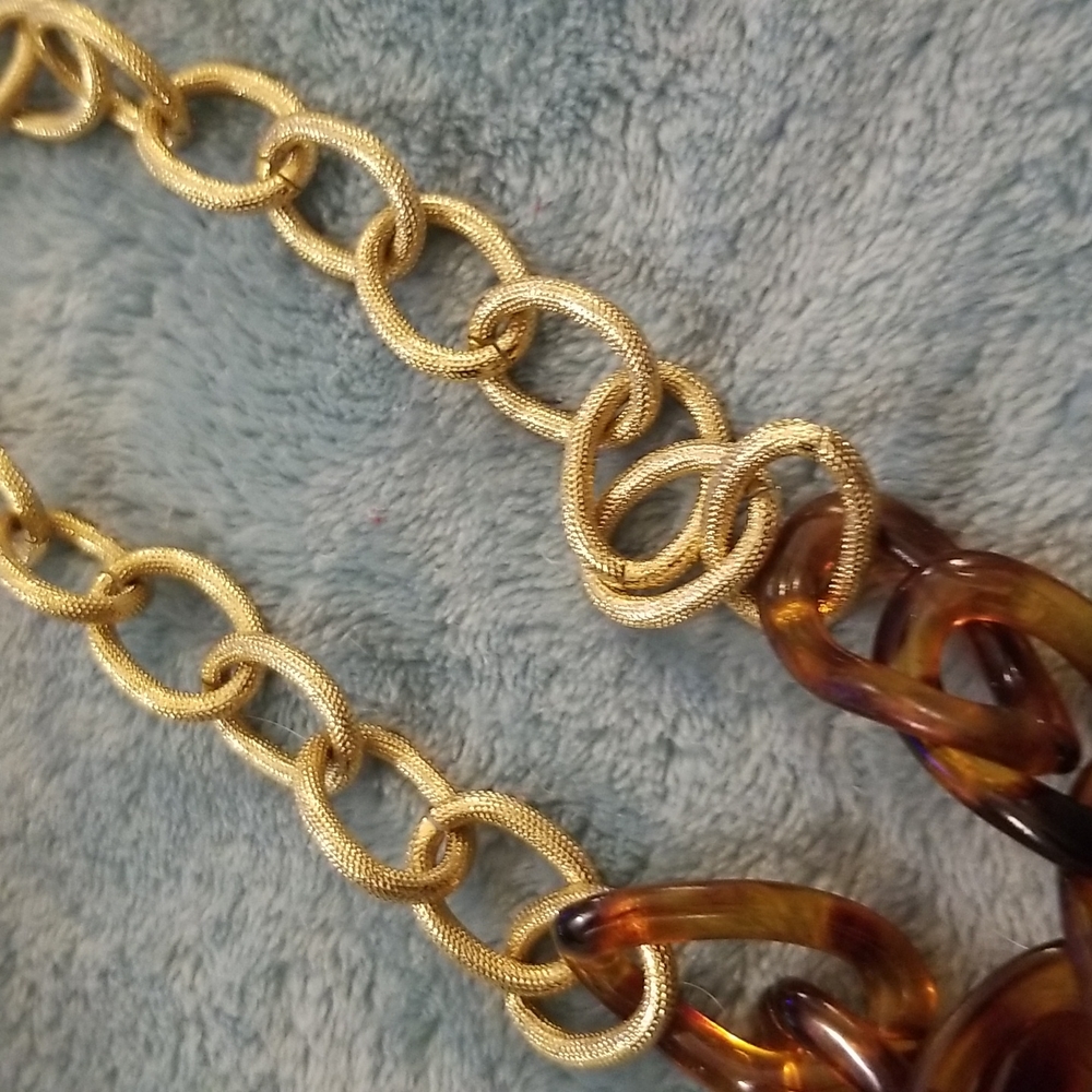 Tortoise shell gold necklace - Picture 4 of 5